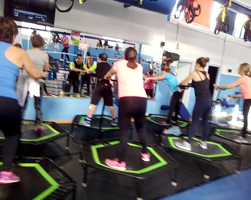 Clase de jumping sobre camas elásticas