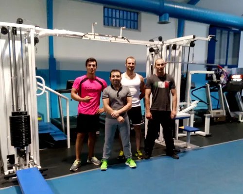 Equipo de monitores en la sala de musculación