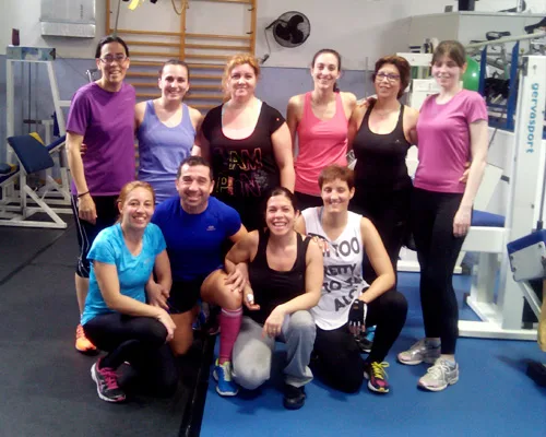 Grupo de alumnas y alumnos tras una clase dirigida