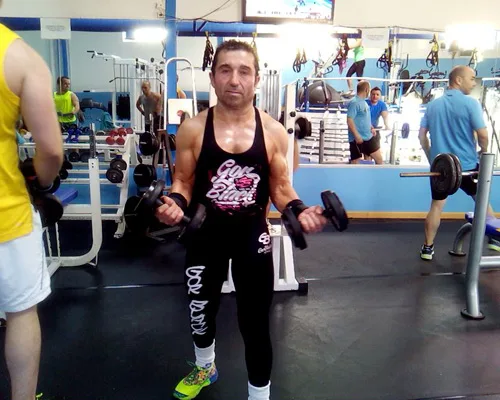 Monitor entrenando con mancuernas