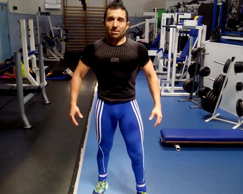 Entrenador personal en la sala de musculación
