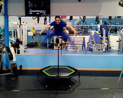 Socios entrenando en la sala de musculación