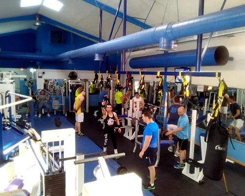 Sala de fitness con socios entrenando