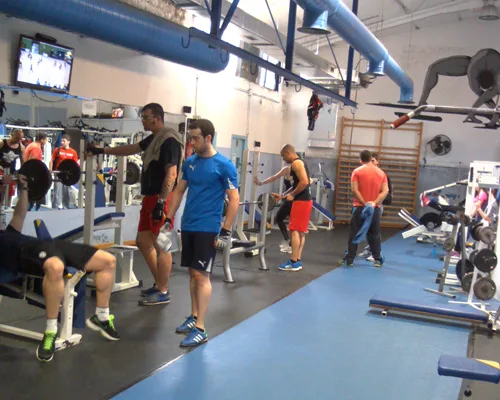 Sala de musculación con bancos y discos