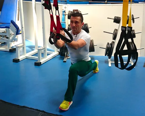 Socio entrenando con TRX