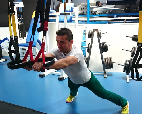 Entrenamiento con cintas TRX en suspensión